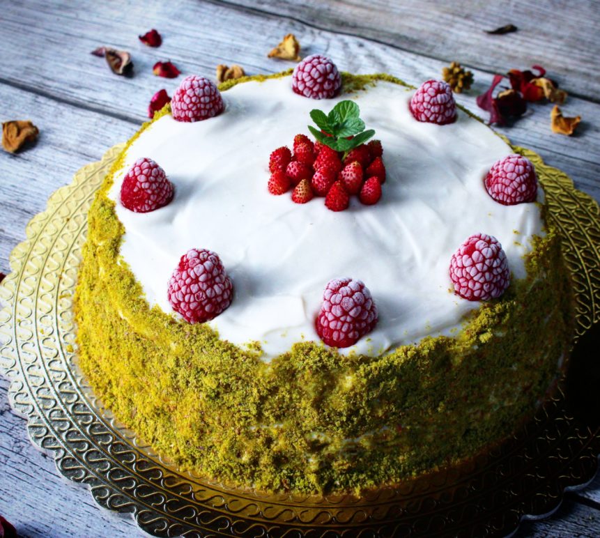 Sweet Volcano decorated with pistachio powder 3ulcano decorato con polvere di pistacchio 2