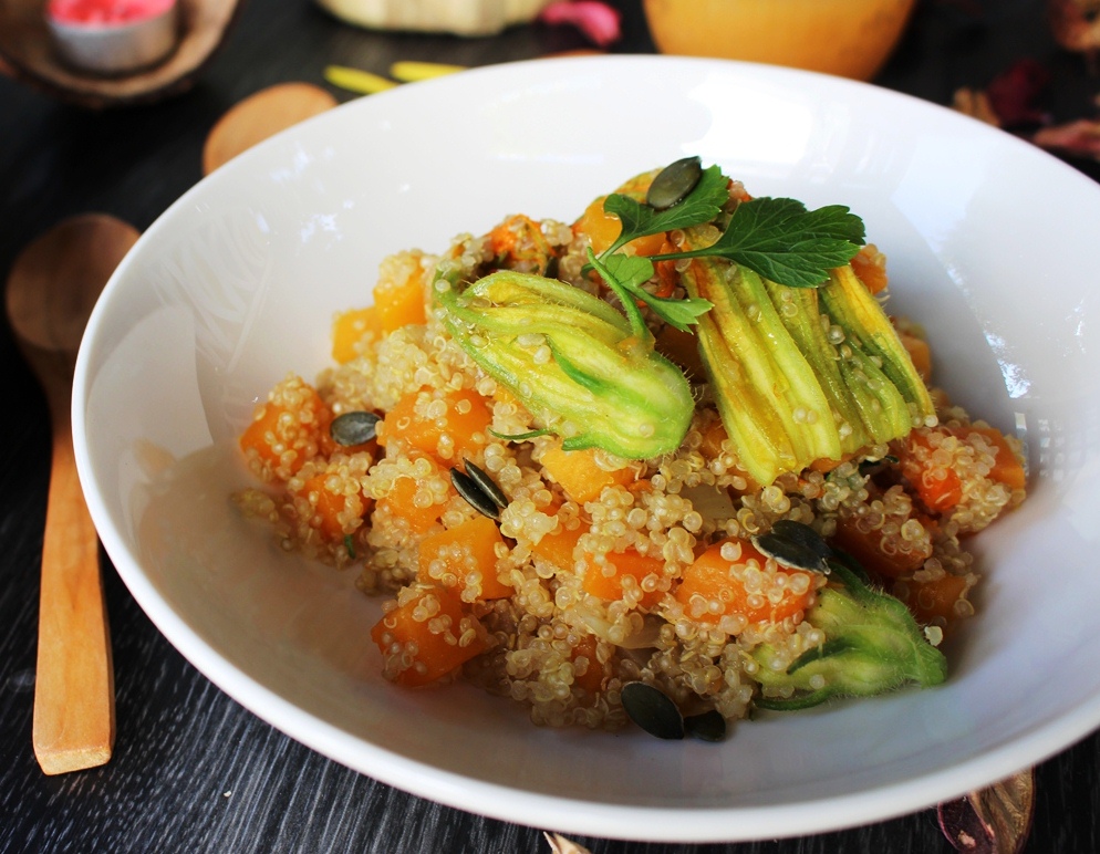 Pumpkin quinoa with pumpkin seeds and flowers: an excellent solution for a lunch or dinner with friends